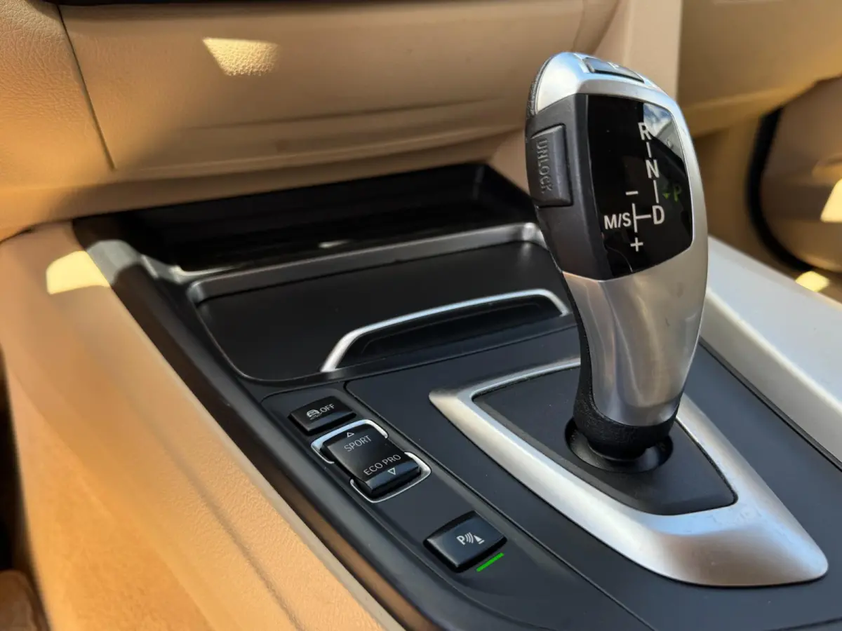 320i High Executive 184 PK / PDC / NAVIGATIE / CRUISE / NL AUTO / LEDER / AUTOMAAT