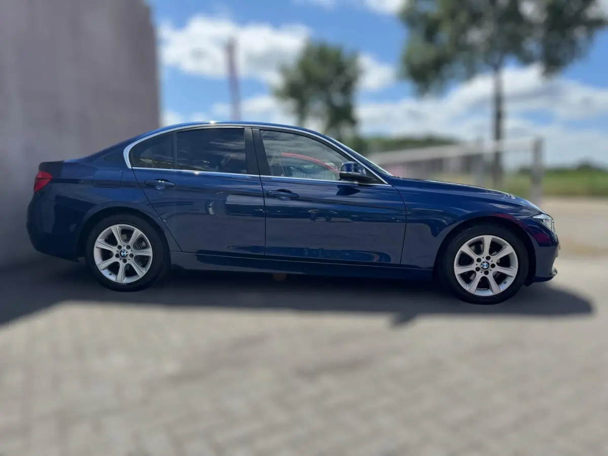 320i High Executive 184 PK / PDC / NAVIGATIE / CRUISE / NL AUTO / LEDER / AUTOMAAT