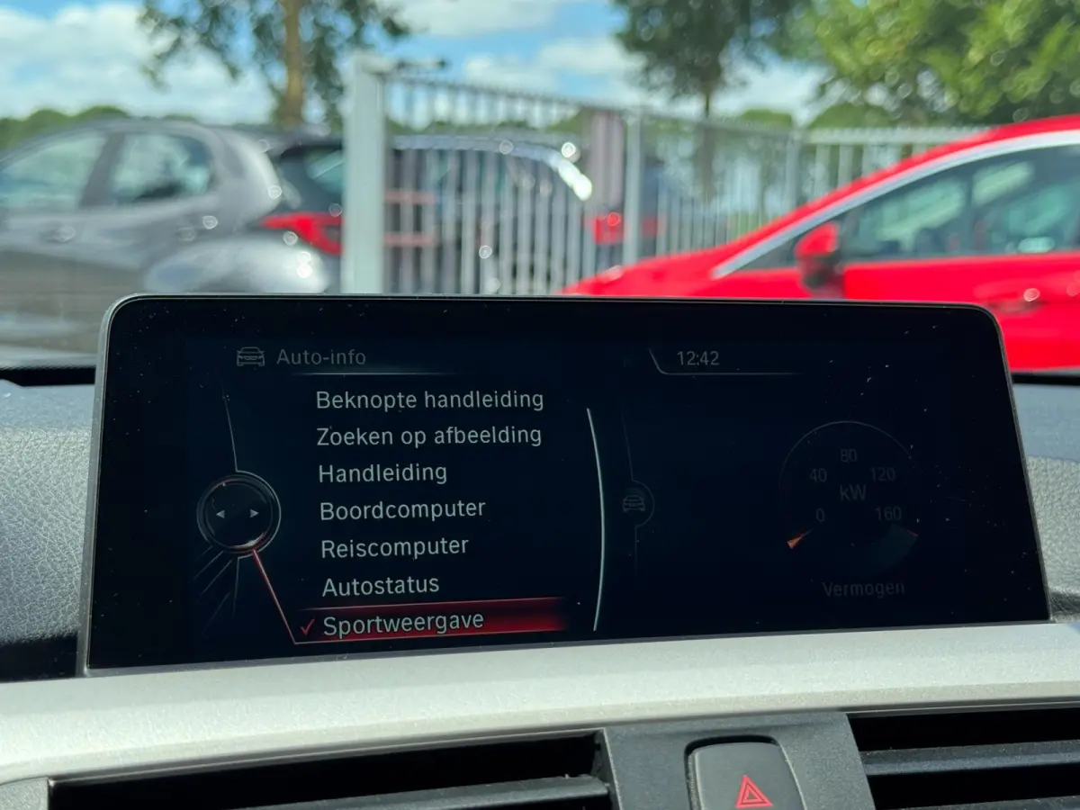 320i High Executive 184 PK / PDC / NAVIGATIE / CRUISE / NL AUTO / LEDER / AUTOMAAT