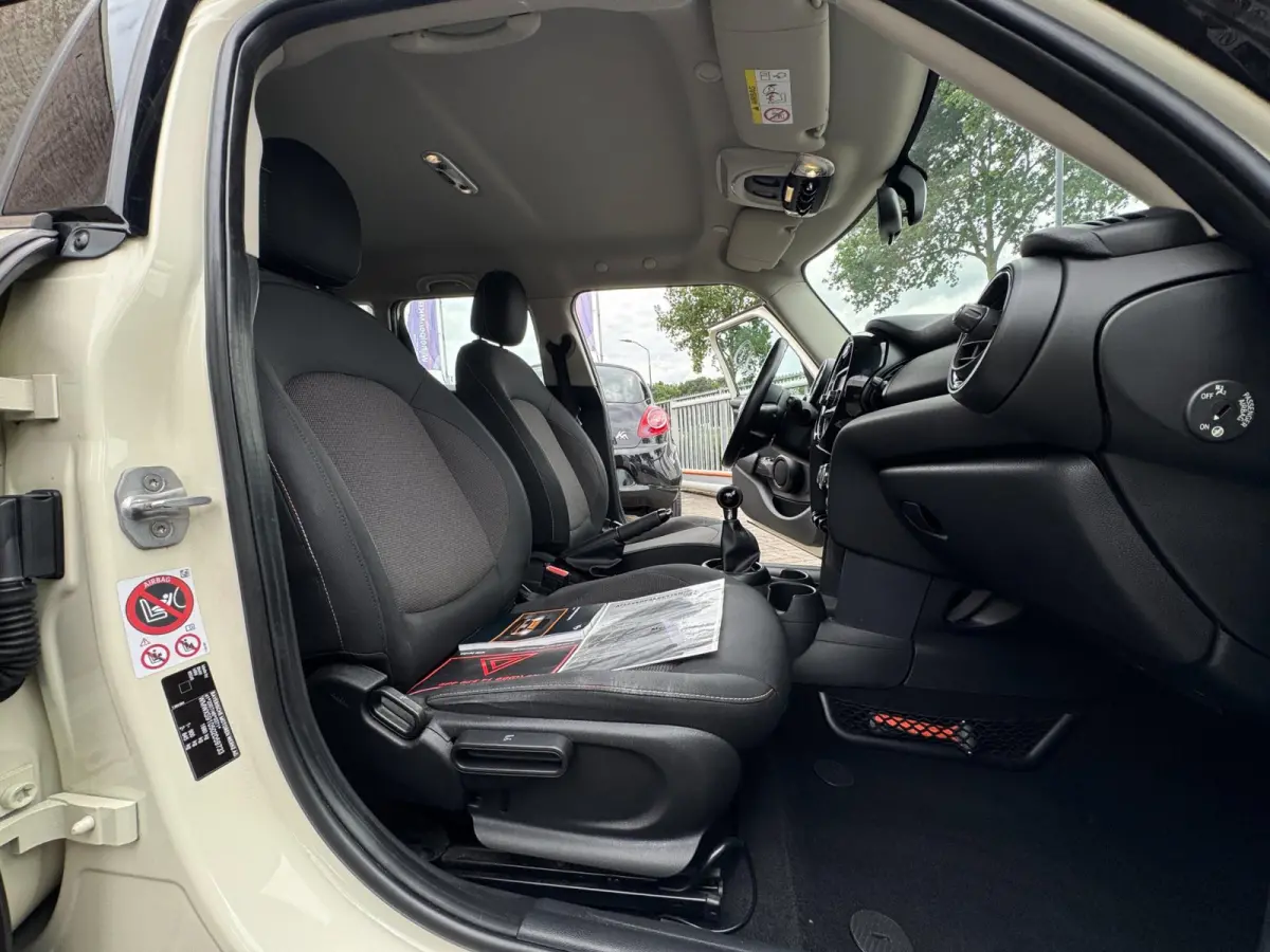 1.5 One First PARKEERSENSOREN / LMV / STOELVERWARMING / AIRCO