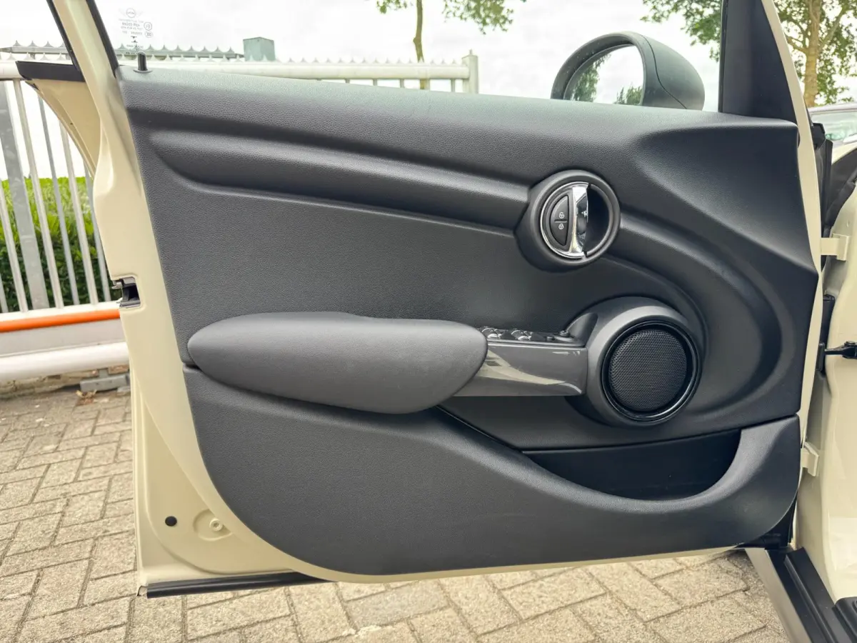 1.5 One First PARKEERSENSOREN / LMV / STOELVERWARMING / AIRCO
