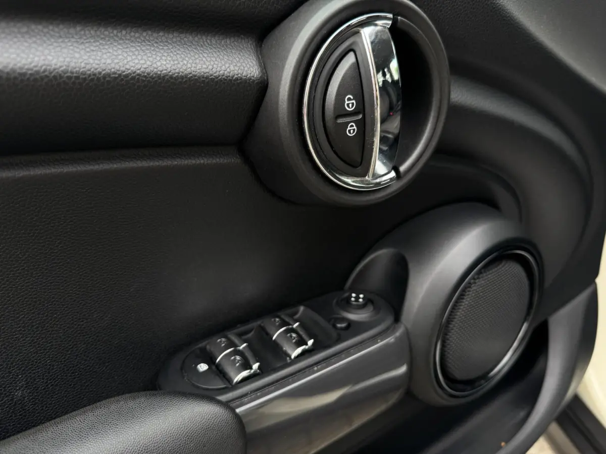 1.5 One First PARKEERSENSOREN / LMV / STOELVERWARMING / AIRCO