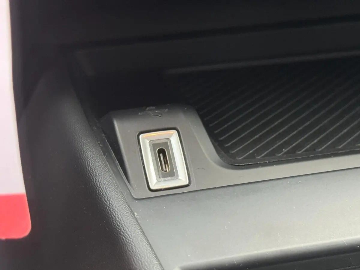 1.2 Puretech Feel AFNEEMBARE TREKHAAK / CAMERA / NAVI / CARPLAY / PDC / CRUISE CONTROL / BLUETOOTH / DAB