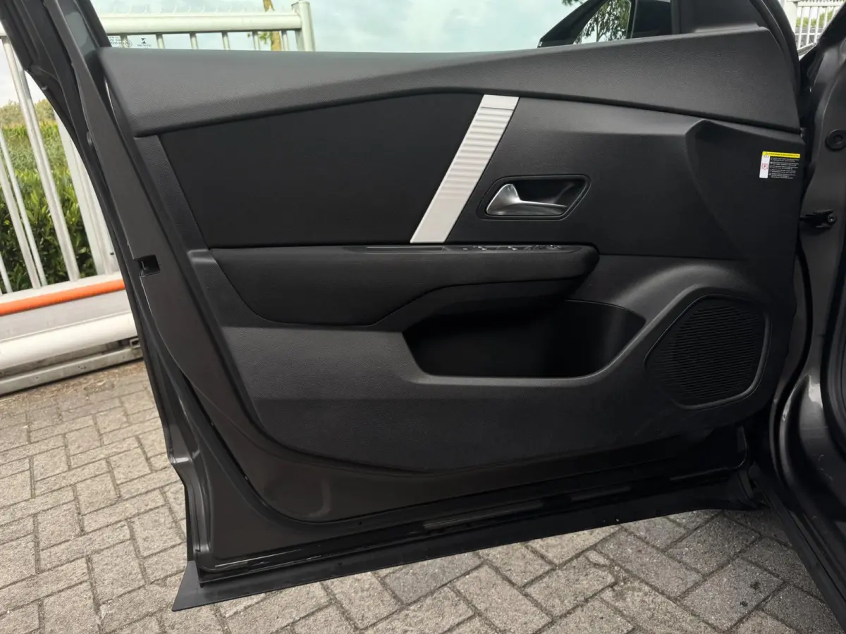 1.2 Puretech Feel AFNEEMBARE TREKHAAK / CAMERA / NAVI / CARPLAY / PDC / CRUISE CONTROL / BLUETOOTH / DAB