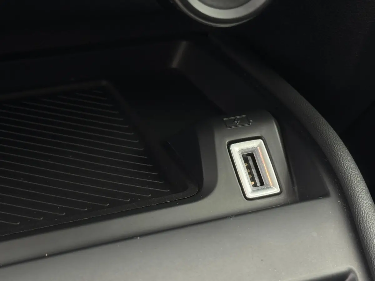 1.2 Puretech Feel AFNEEMBARE TREKHAAK / CAMERA / NAVI / CARPLAY / PDC / CRUISE CONTROL / BLUETOOTH / DAB