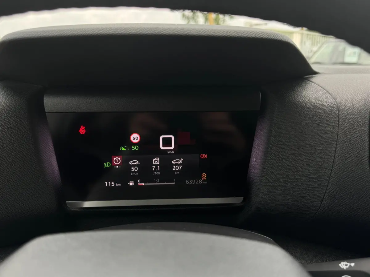 1.2 Puretech Feel AFNEEMBARE TREKHAAK / CAMERA / NAVI / CARPLAY / PDC / CRUISE CONTROL / BLUETOOTH / DAB