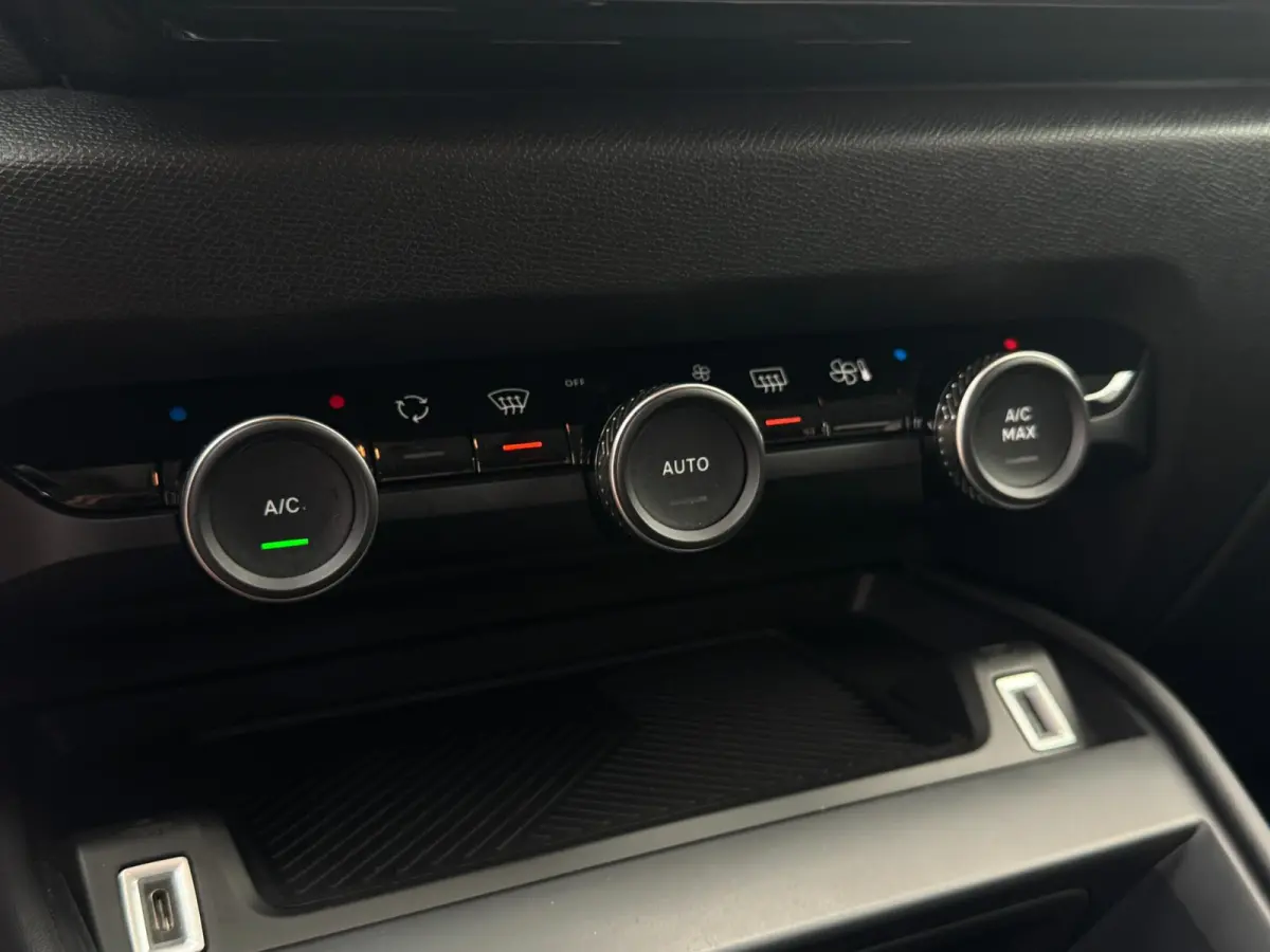 1.2 Puretech Feel AFNEEMBARE TREKHAAK / CAMERA / NAVI / CARPLAY / PDC / CRUISE CONTROL / BLUETOOTH / DAB
