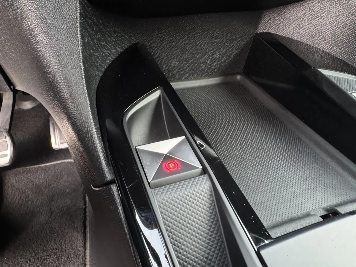 1.2 PureTech Business AUTOMAAT / PDC / CARPLAY / CRUISE CONTROL / ZEER FRAAI DESIGN / ECC / LMV