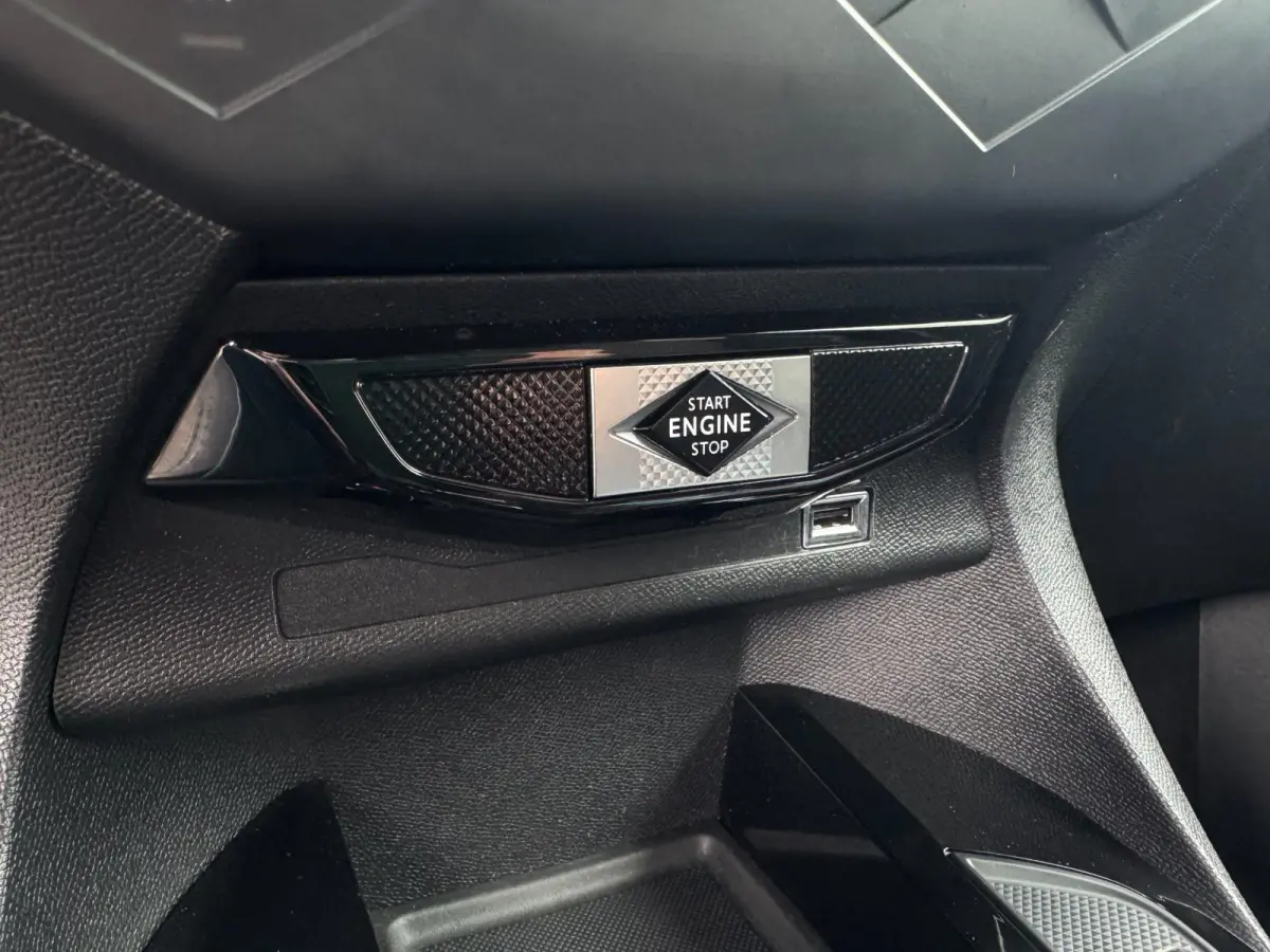 1.2 PureTech Business AUTOMAAT / PDC / CARPLAY / CRUISE CONTROL / ZEER FRAAI DESIGN / ECC / LMV