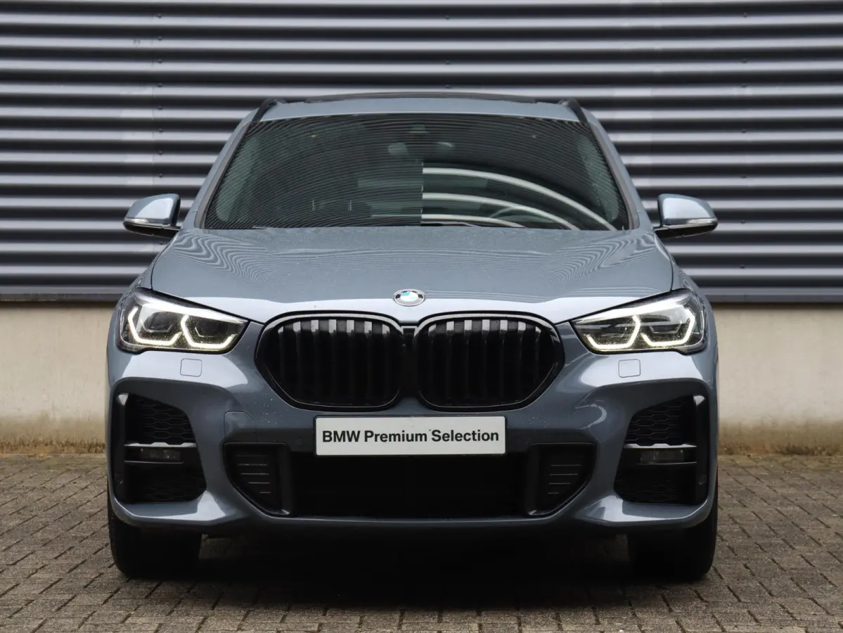 xDrive25e | Executive | M Sportpakket | Panodak | Trekhaak | Head-Up | Driving Assistant Plus | Parking Pack | Comfort Access | 18'' LMV