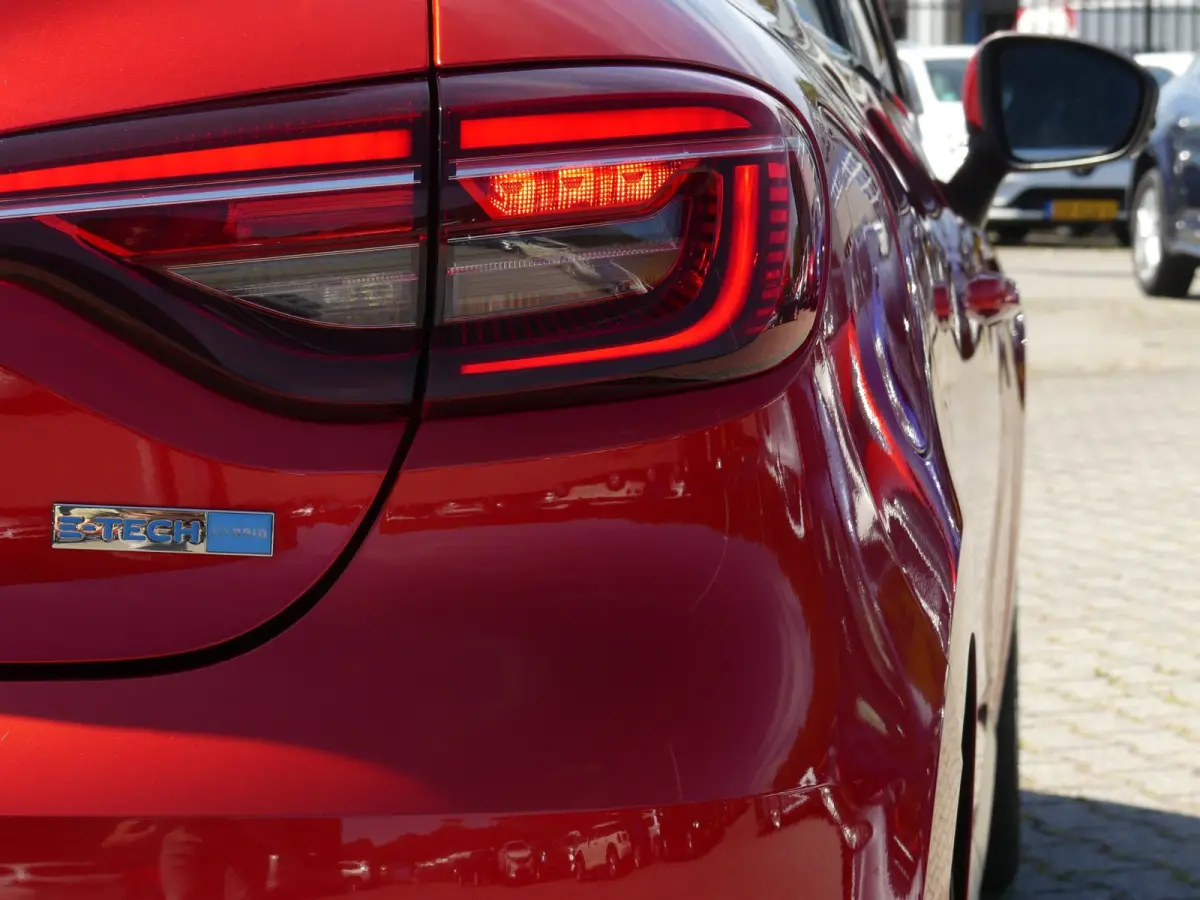 1.6 E-Tech Hybrid 140 R.S. Line / Carplay / Camera