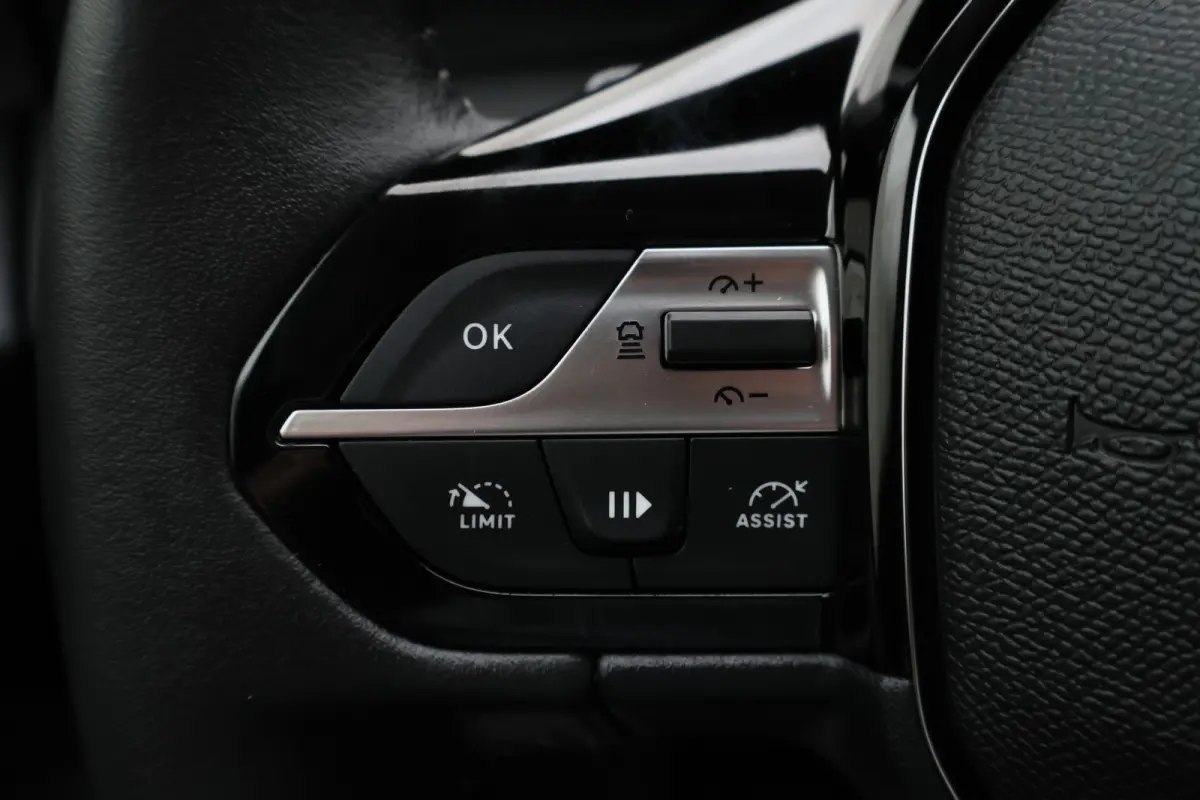 1.2 Hybrid 145 e-DCS6 Allure 360° Camera, Apple CarPlay, ACC, Climate Control, Navigatie, 17"