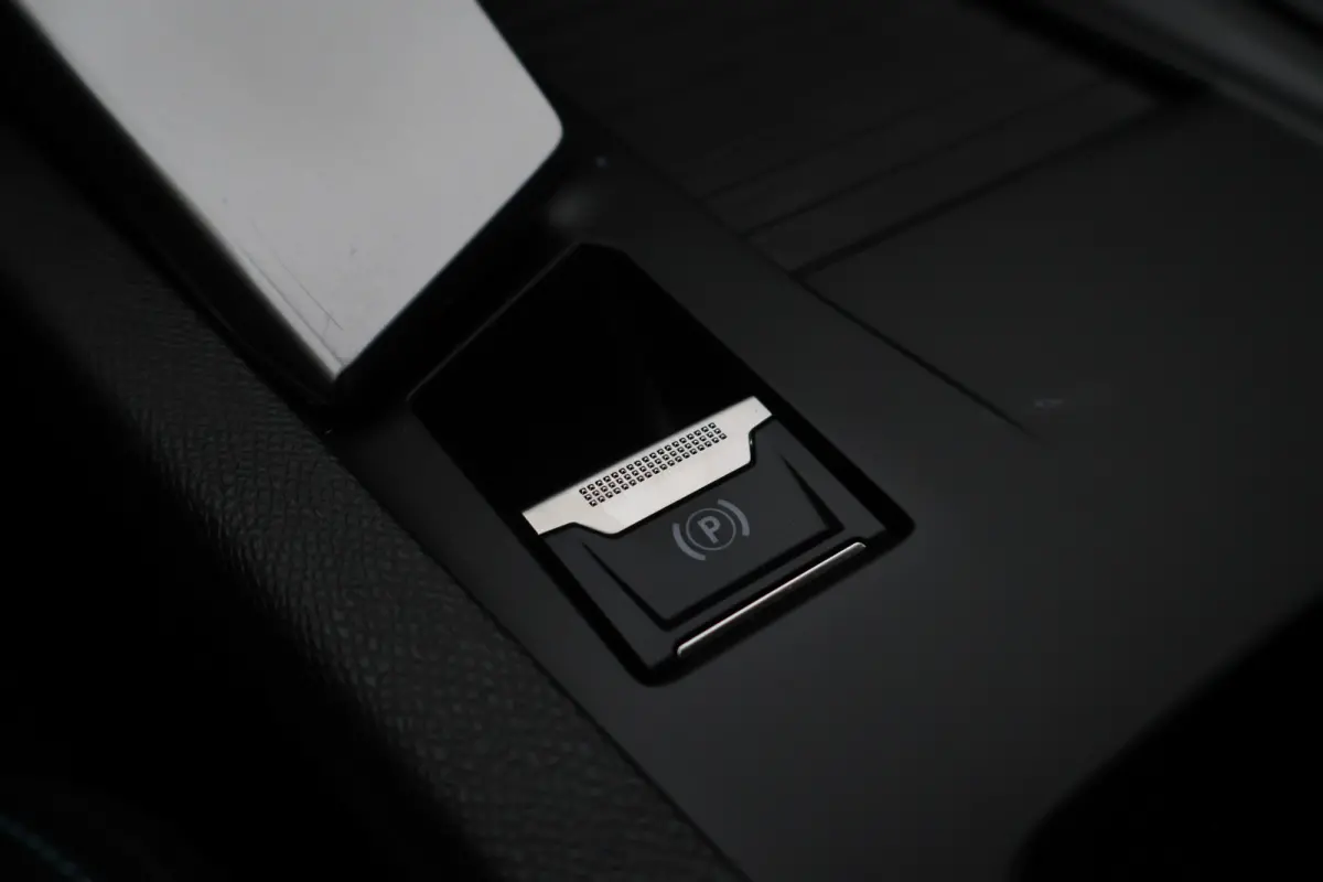 1.2 Hybrid 145 e-DCS6 Allure 360° Camera, Apple CarPlay, ACC, Climate Control, Navigatie, 17"