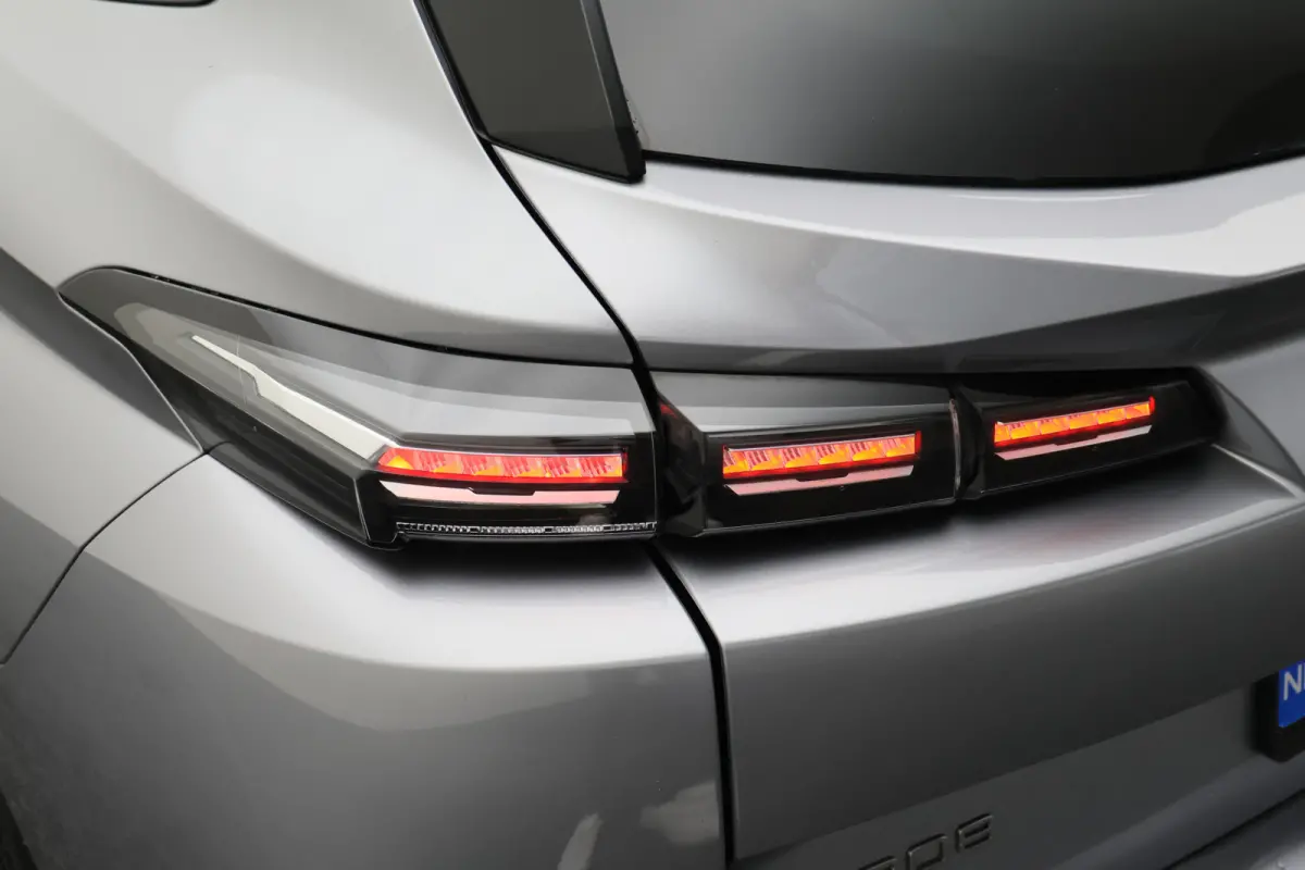 1.2 Hybrid 145 e-DCS6 Allure 360° Camera, Apple CarPlay, ACC, Climate Control, Navigatie, 17"