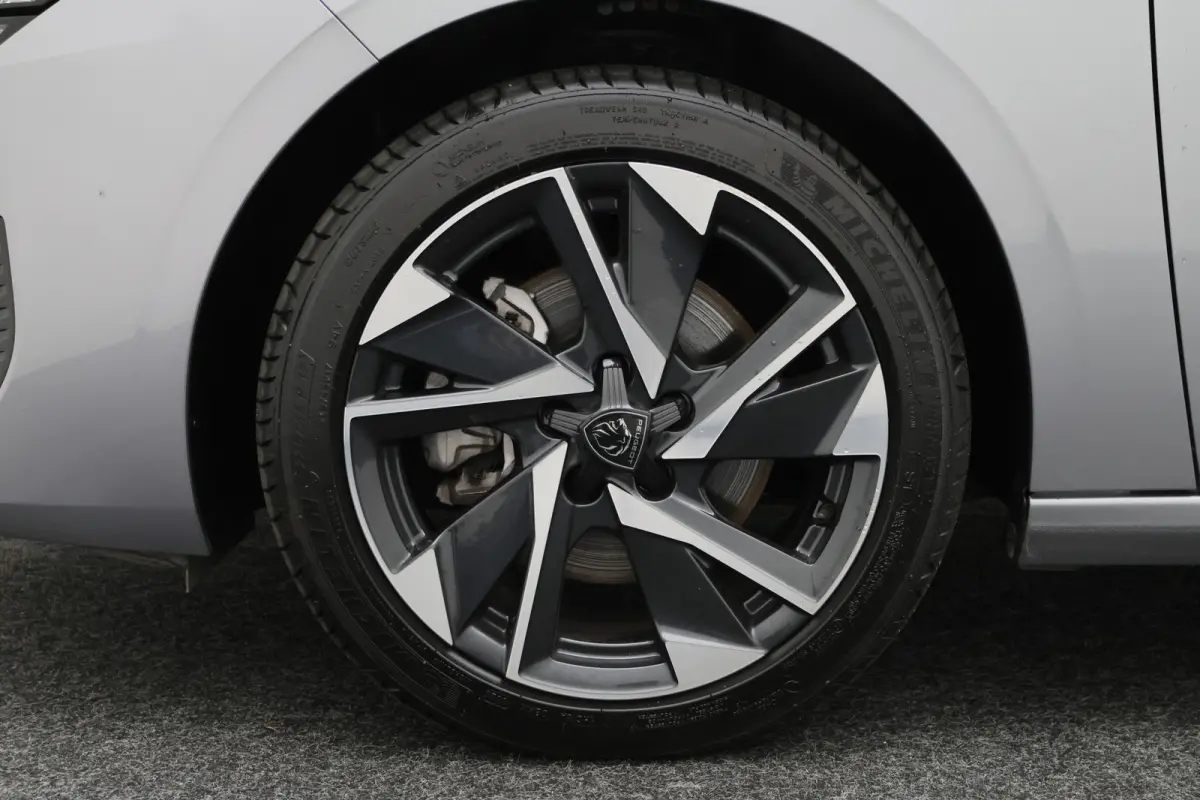 1.2 Hybrid 145 e-DCS6 Allure 360° Camera, Apple CarPlay, ACC, Climate Control, Navigatie, 17"