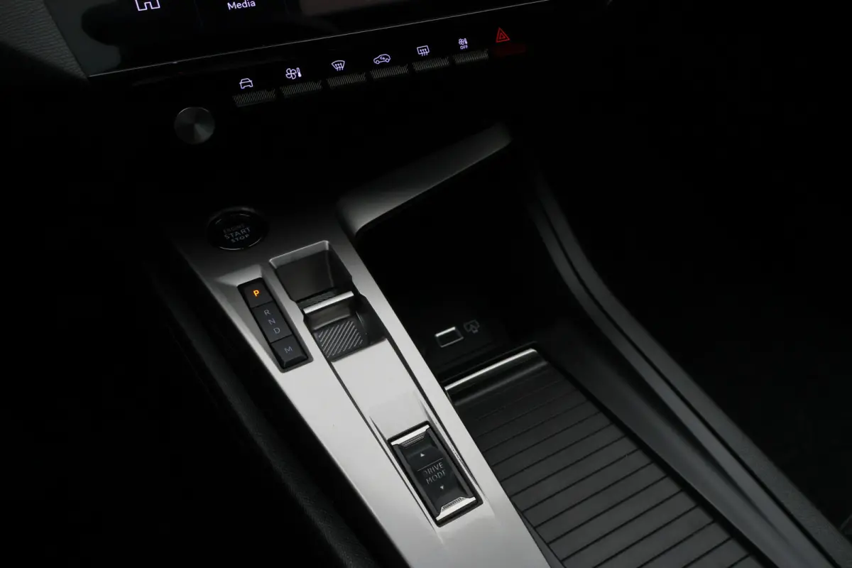 1.2 Hybrid 145 e-DCS6 Allure 360° Camera, Apple CarPlay, ACC, Climate Control, Navigatie, 17"