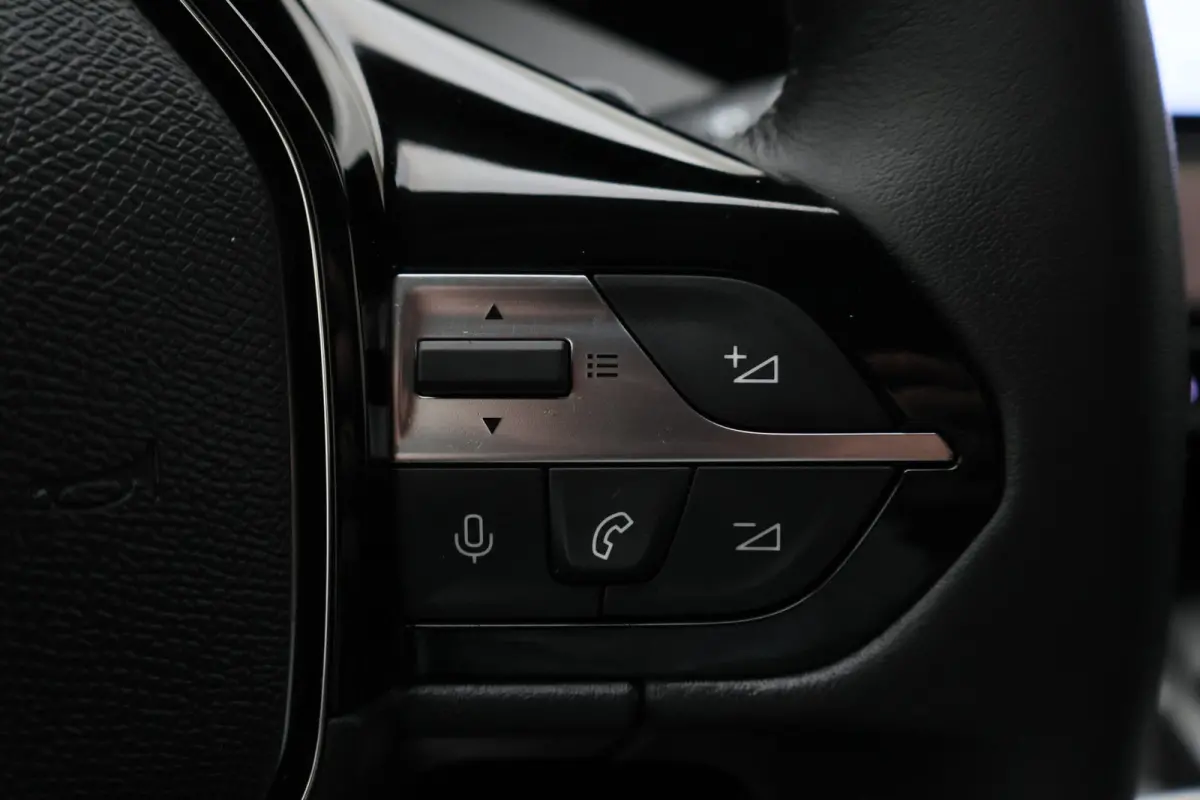 1.2 Hybrid 145 e-DCS6 Allure 360° Camera, Apple CarPlay, ACC, Climate Control, Navigatie, 17"