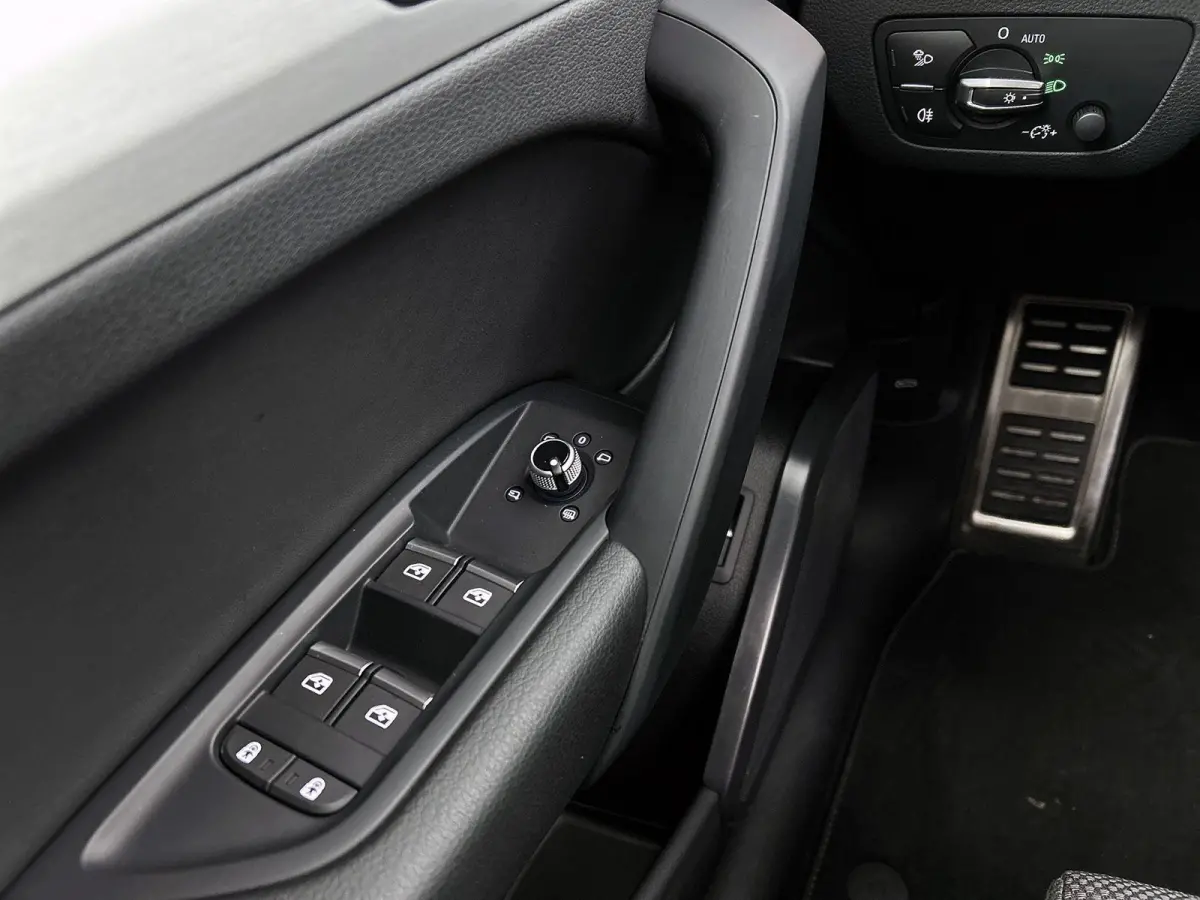 40 TFSI S edition 204 PK | S-line | Panoramadak | 360 Camera | Trekhaak | Adaptive cruise control | Stoelverwarming | Navigatie | Apple Carplay | Android Auto | Lichtmetalen velgen |