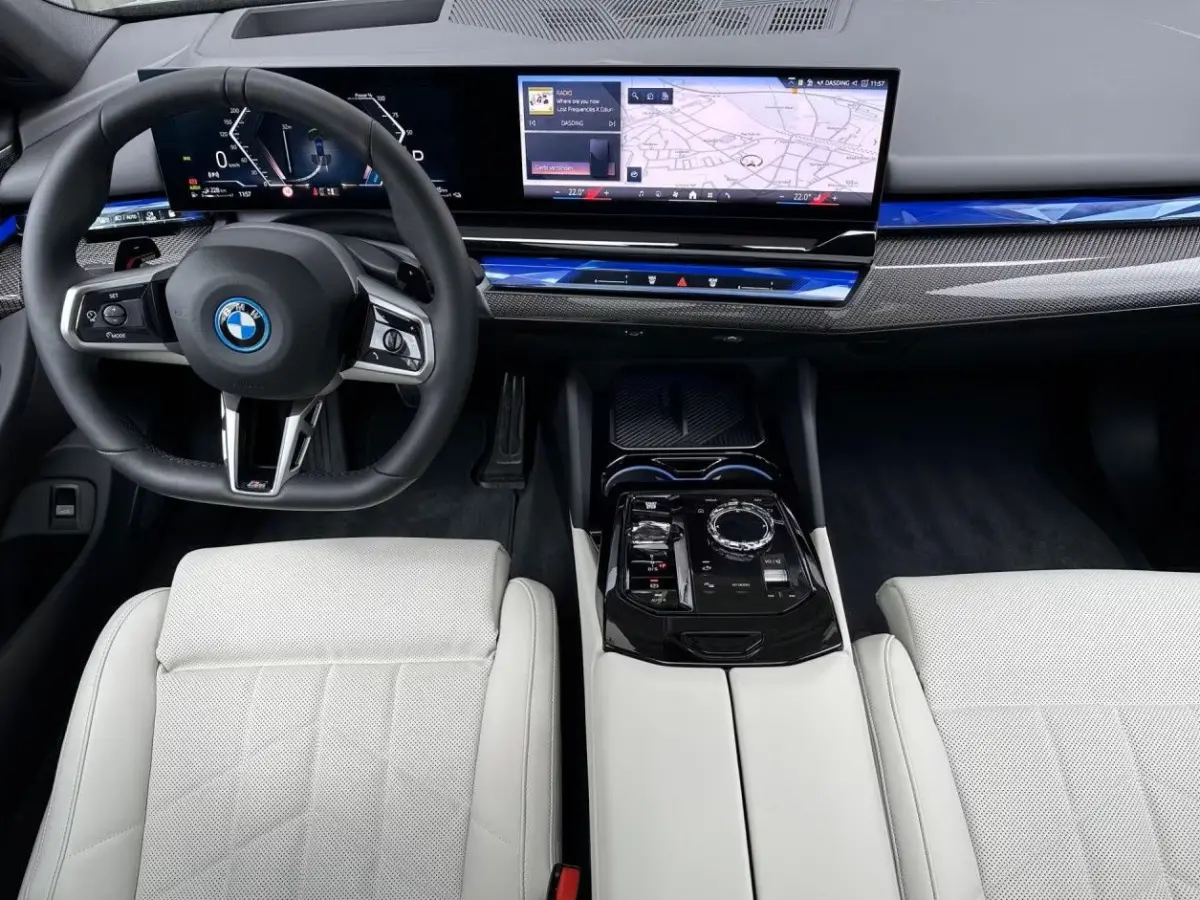 550e xDrive M-SPORT ** PANORAMA, IVORY LEDER, TREKH, 20-inch LMV, ADAPT. CRUISE ** 1e EIG - UNGALLFREI - Ex. BMW ** ** INFORMEER OOK NAAR ONZE AANTREKKELIJKE FINANCIAL-LEASE TARIEVEN **