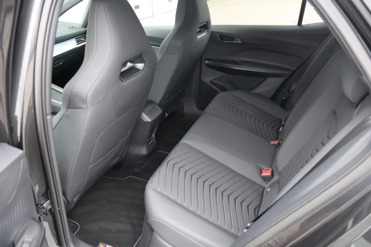 204pk Business Plus 62 kWh | SoH 95% | Navigatie | App Connect | Achteruitrijcamera | Cruise Control adaptieve |