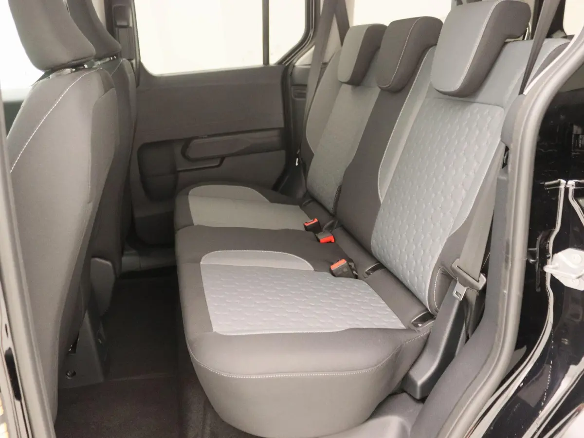 E-Transit Titanium 46 kWh | UIT VOORRAAD LEVERBAAR | Trekhaak | Navigatie | Reservewiel | Adaptieve Cruise |