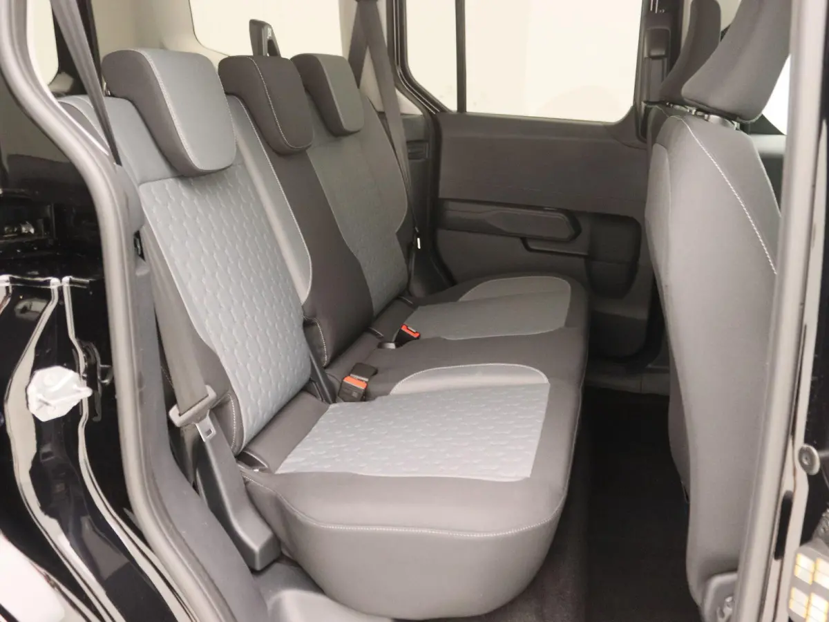 E-Transit Titanium 46 kWh | UIT VOORRAAD LEVERBAAR | Trekhaak | Navigatie | Reservewiel | Adaptieve Cruise |