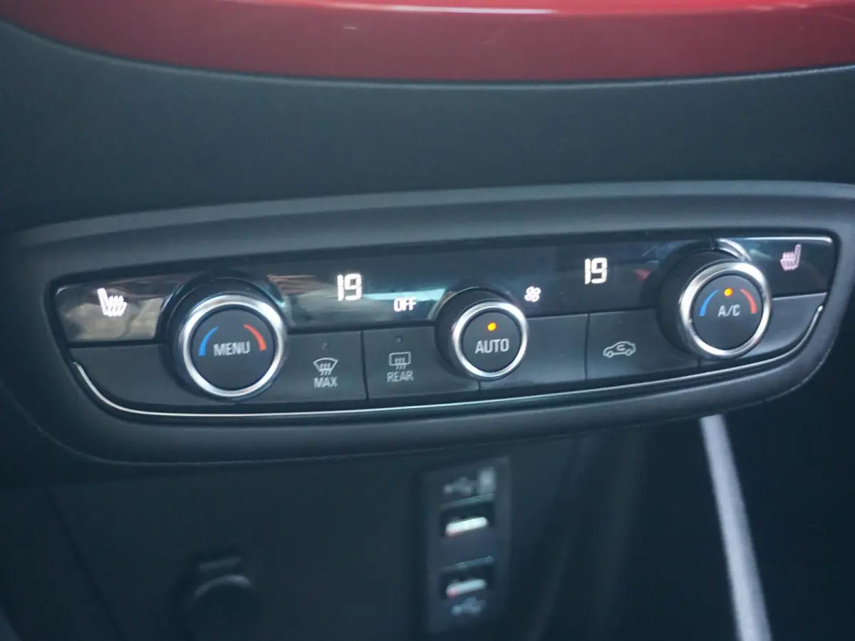 1.2 Turbo GS Line | 130pk! | All-season | Carplay