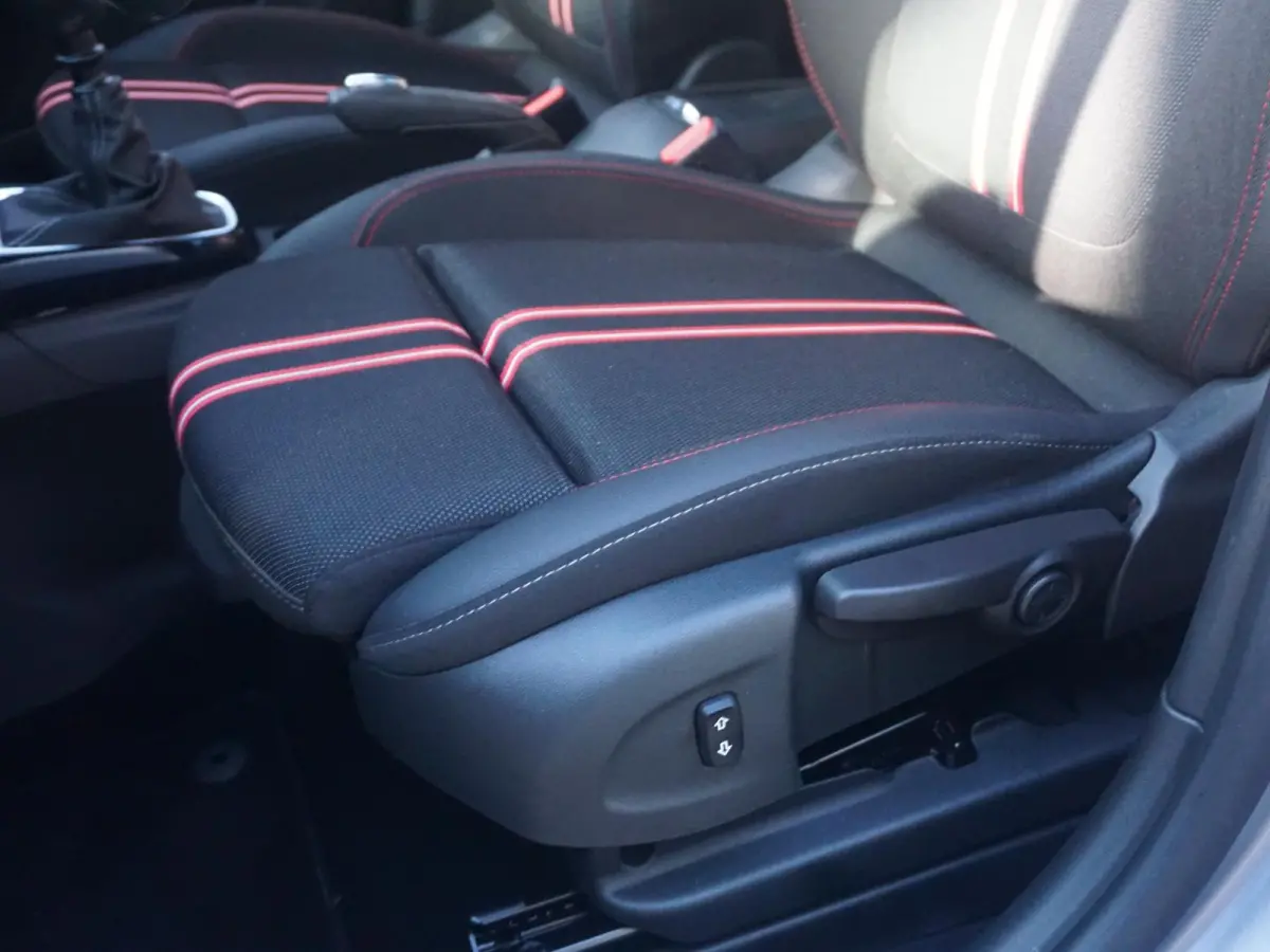 1.2 Turbo GS Line | 130pk! | All-season | Carplay