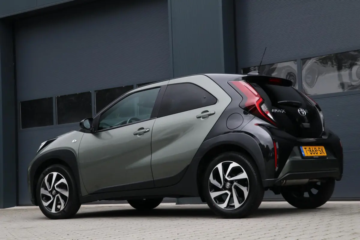 1.0 VVT-i S-CVT Pulse TwoTone Camera AppleCarplay PrivacyGlass LaneAssist Radar 50000KM BJ2023
