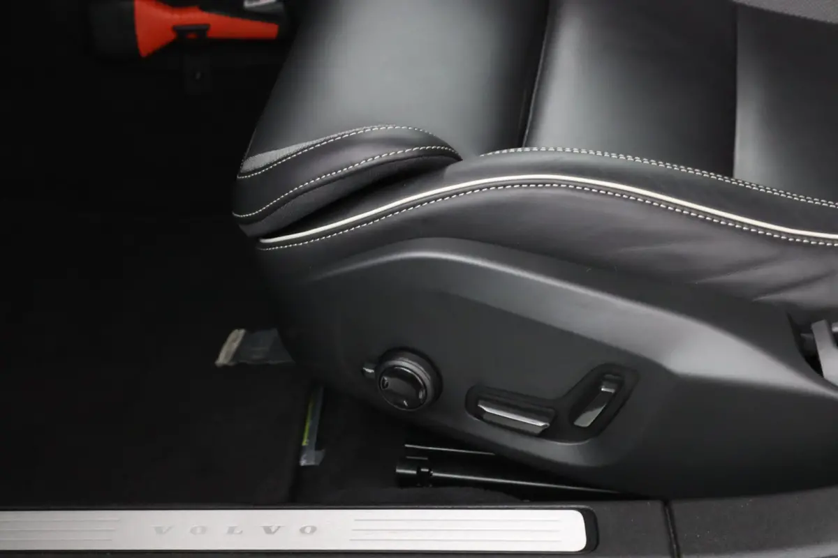 T8 Plug-in hybrid AWD Plus Dark | Stoelverwarming | 360 Camera | Voorruitverwarming | Harman\Kardon | Elek.  Sport Stoelen