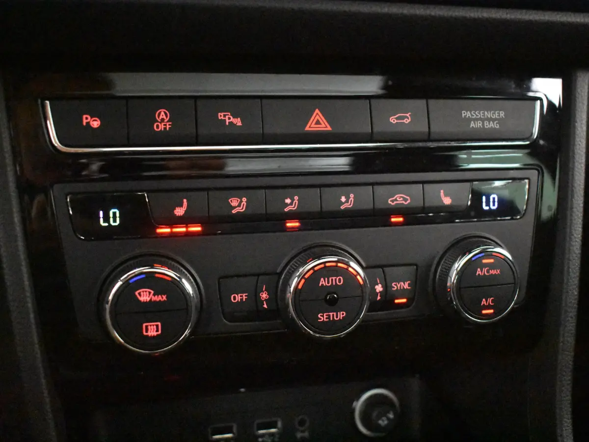 1.5 TSI Xcellence Business Intense 150PK DSG/AUTO | Elektr Glazen pano-dak | 360gr Camera | App connect | Dodehoek | Keyless | Parkeer assistent | Stoelverw | DAB | LED | 18"LMV