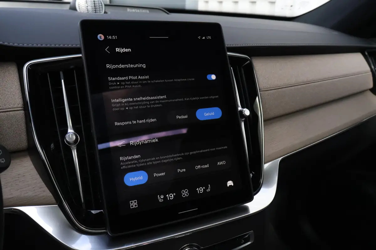 2.0 T8 Plug-in hybrid AWD Ultra Bright Exec. Ed. | B&W Audio | 22'' | Massage |