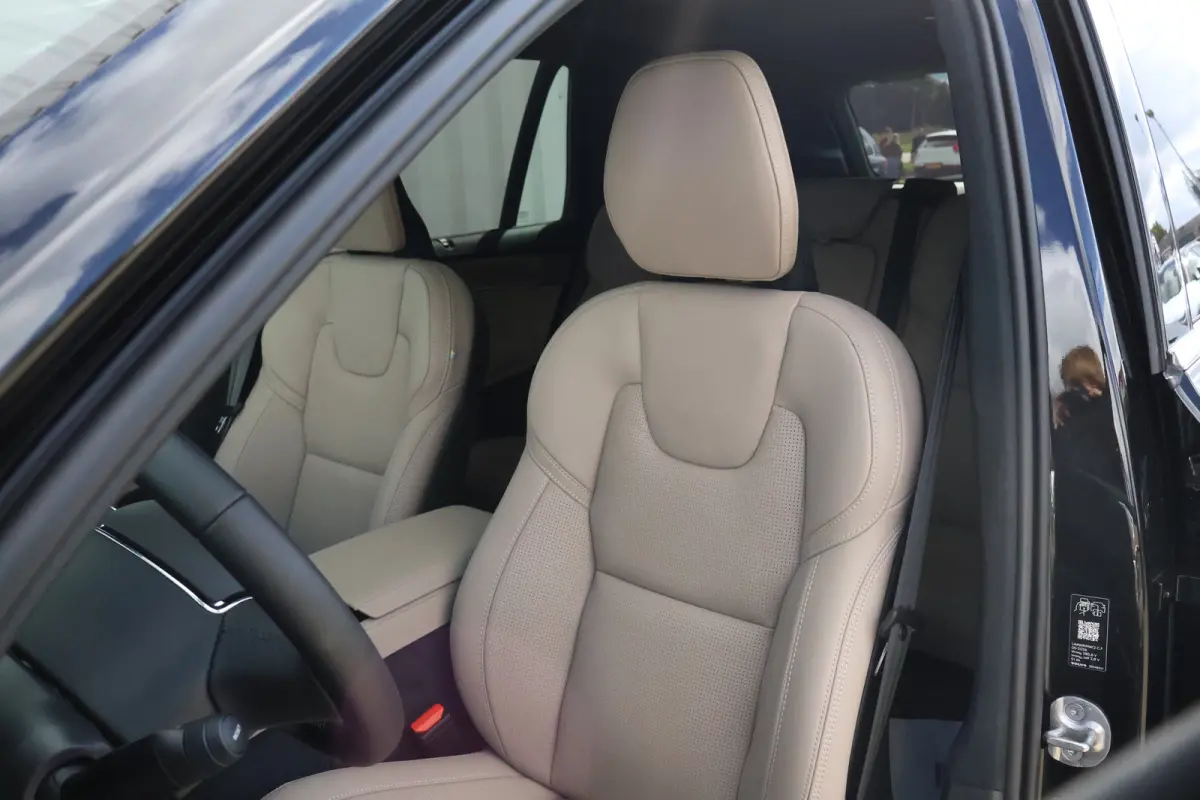 2.0 T8 Plug-in hybrid AWD Ultra Bright Exec. Ed. | B&W Audio | 22'' | Massage |