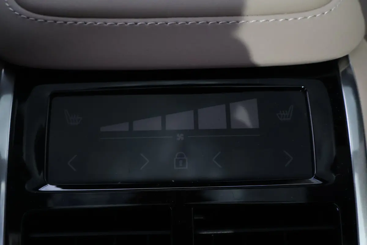 2.0 T8 Plug-in hybrid AWD Ultra Bright Exec. Ed. | B&W Audio | 22'' | Massage |