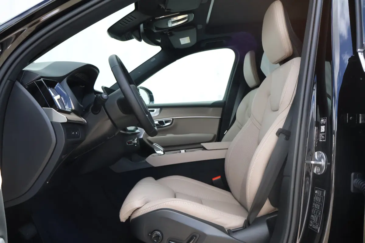2.0 T8 Plug-in hybrid AWD Ultra Bright Exec. Ed. | B&W Audio | 22'' | Massage |