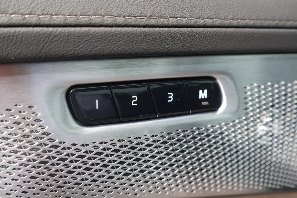 2.0 T8 Plug-in hybrid AWD Ultra Bright Exec. Ed. | B&W Audio | 22'' | Massage |