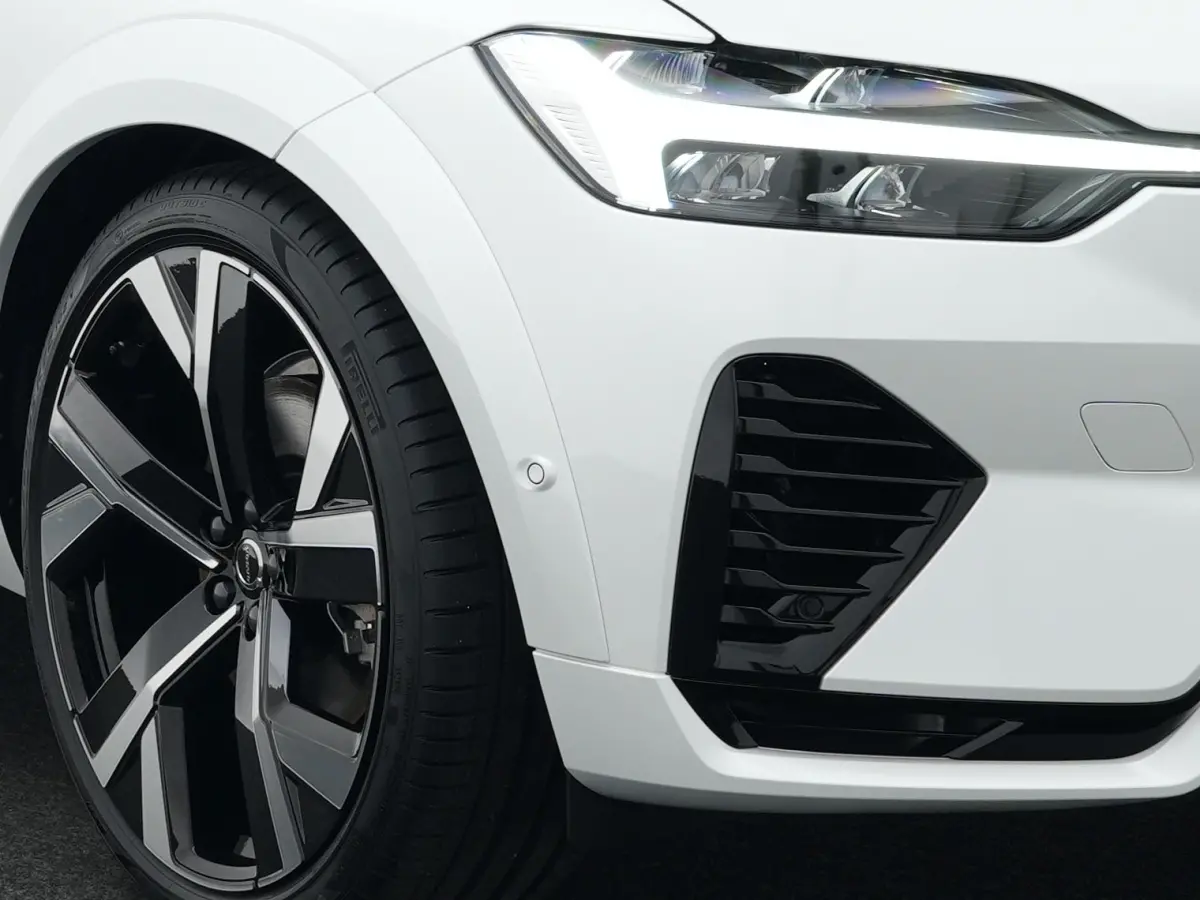 T6 Recharge AWD Plus Black Edition | Luchtvering | Premium Pack | Head-Up | Panoramadak | 360° Camera | 22" | Nappa Sportstoel | Harman/Kardon