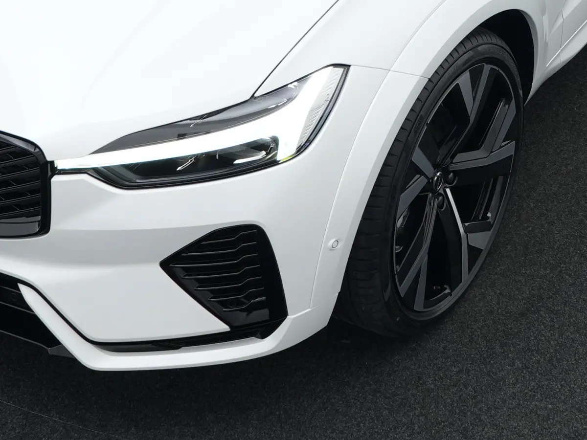 T6 Recharge AWD Plus Black Edition | Luchtvering | Premium Pack | Head-Up | Panoramadak | 360° Camera | 22" | Nappa Sportstoel | Harman/Kardon
