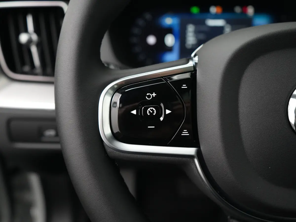 T6 Recharge AWD Plus Black Edition | Luchtvering | Premium Pack | Head-Up | Panoramadak | 360° Camera | 22" | Nappa Sportstoel | Harman/Kardon