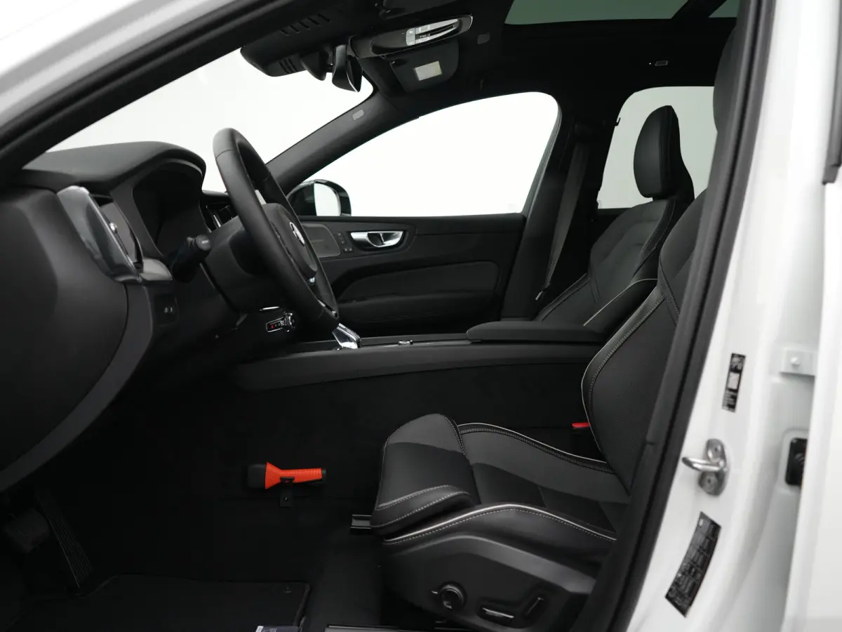 T6 Recharge AWD Plus Black Edition | Luchtvering | Premium Pack | Head-Up | Panoramadak | 360° Camera | 22" | Nappa Sportstoel | Harman/Kardon
