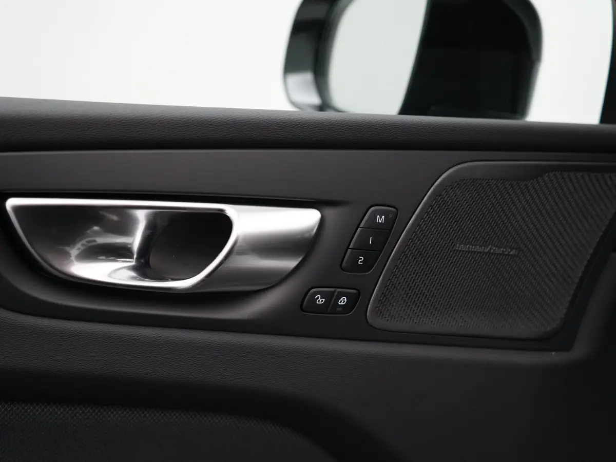 T6 Recharge AWD Plus Black Edition | Luchtvering | Premium Pack | Head-Up | Panoramadak | 360° Camera | 22" | Nappa Sportstoel | Harman/Kardon