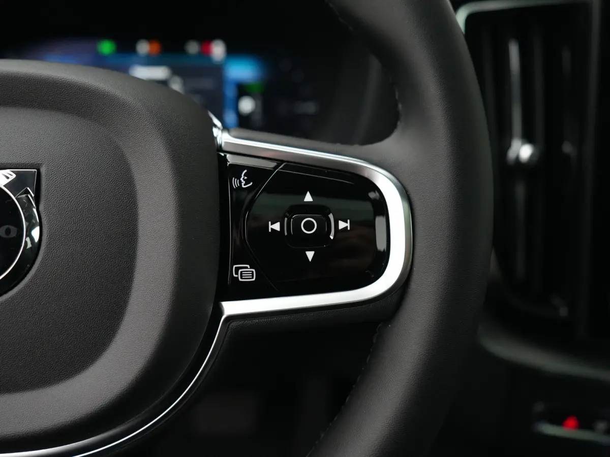 T6 Recharge AWD Plus Black Edition | Luchtvering | Premium Pack | Head-Up | Panoramadak | 360° Camera | 22" | Nappa Sportstoel | Harman/Kardon