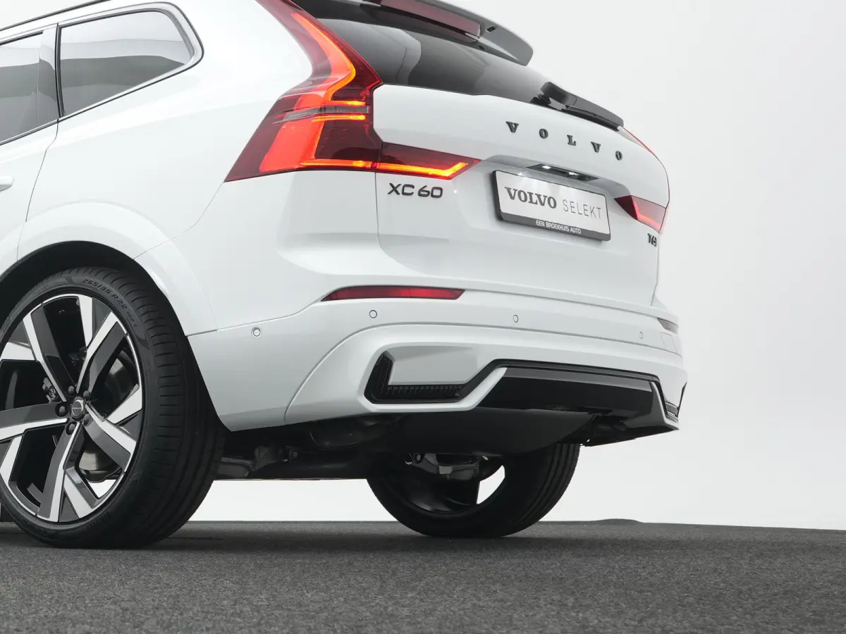 T6 Recharge AWD Plus Black Edition | Luchtvering | Premium Pack | Head-Up | Panoramadak | 360° Camera | 22" | Nappa Sportstoel | Harman/Kardon