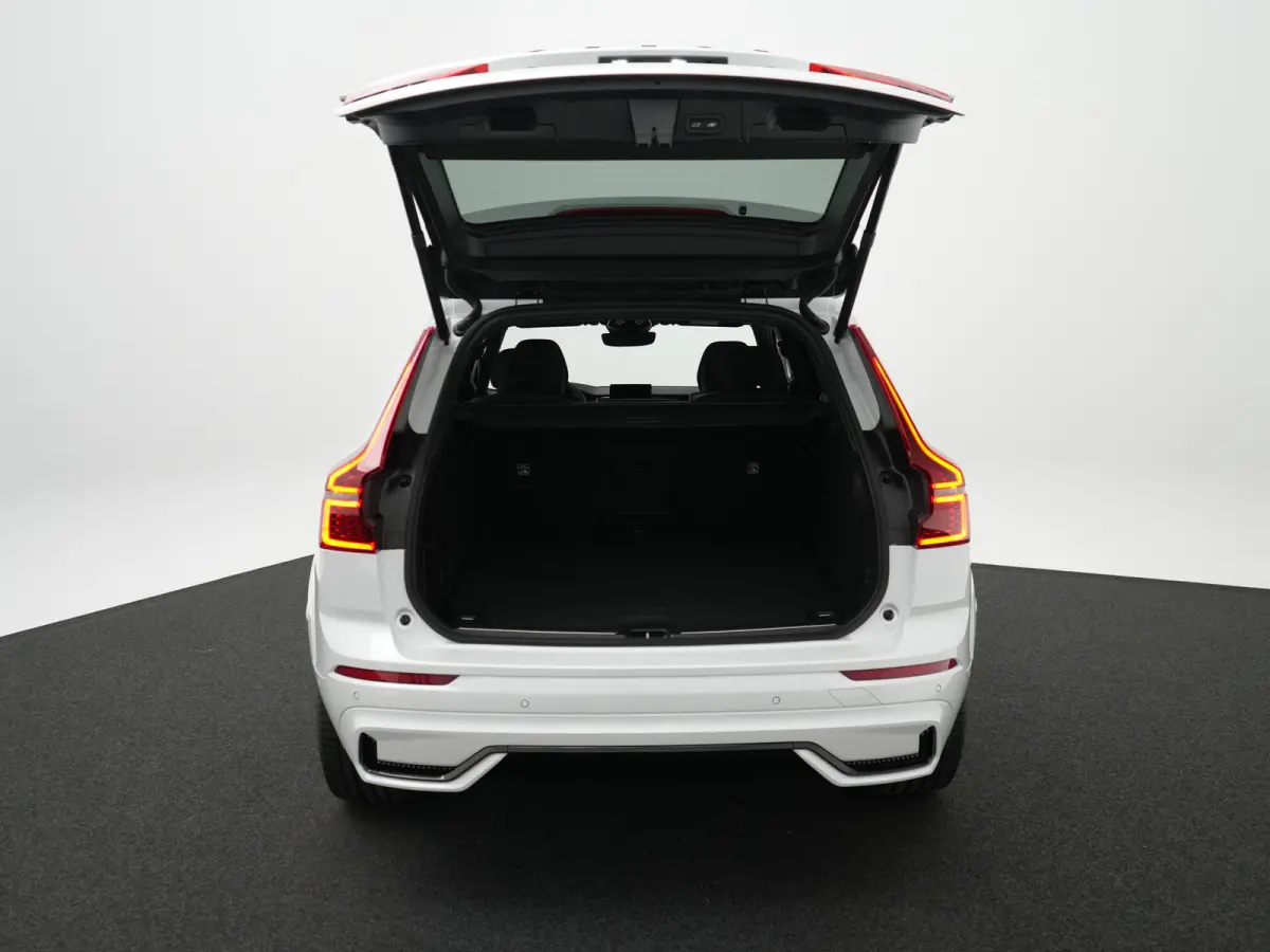 T6 Recharge AWD Plus Black Edition | Luchtvering | Premium Pack | Head-Up | Panoramadak | 360° Camera | 22" | Nappa Sportstoel | Harman/Kardon
