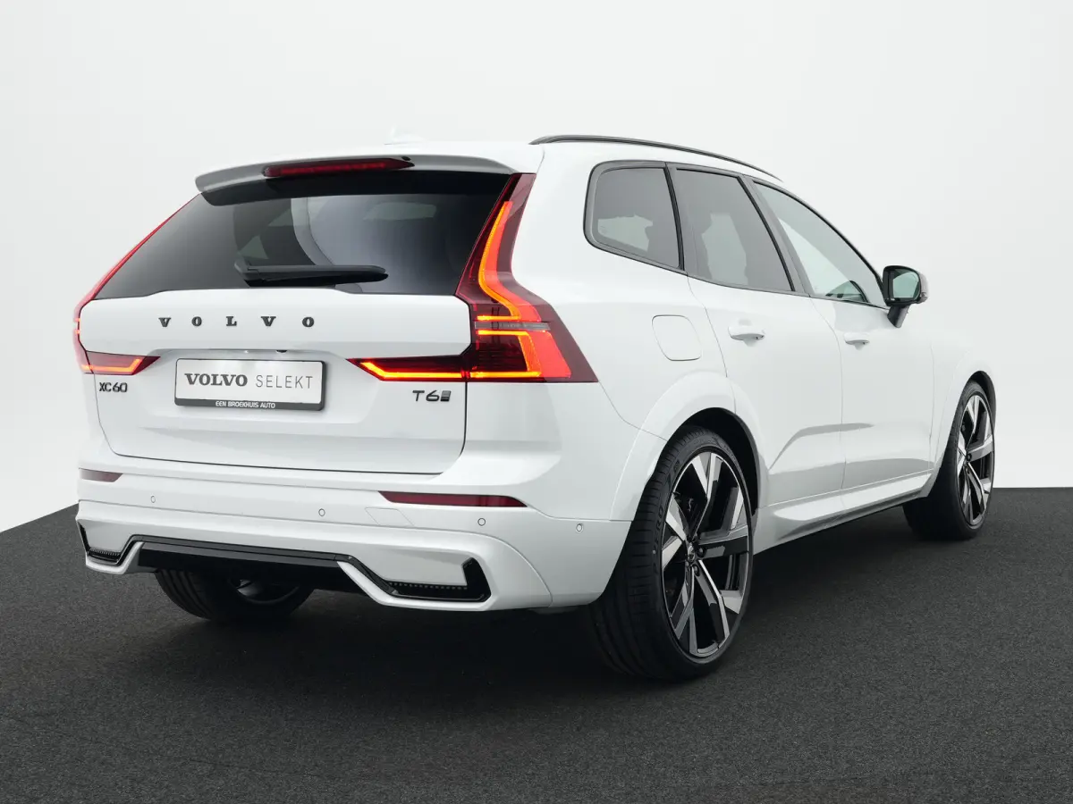 T6 Recharge AWD Plus Black Edition | Luchtvering | Premium Pack | Head-Up | Panoramadak | 360° Camera | 22" | Nappa Sportstoel | Harman/Kardon