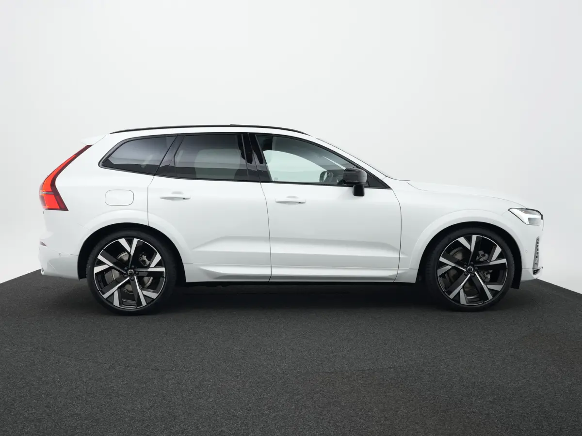 T6 Recharge AWD Plus Black Edition | Luchtvering | Premium Pack | Head-Up | Panoramadak | 360° Camera | 22" | Nappa Sportstoel | Harman/Kardon