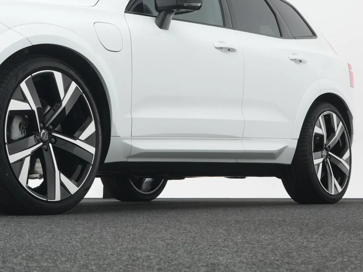 T6 Recharge AWD Plus Black Edition | Luchtvering | Premium Pack | Head-Up | Panoramadak | 360° Camera | 22" | Nappa Sportstoel | Harman/Kardon