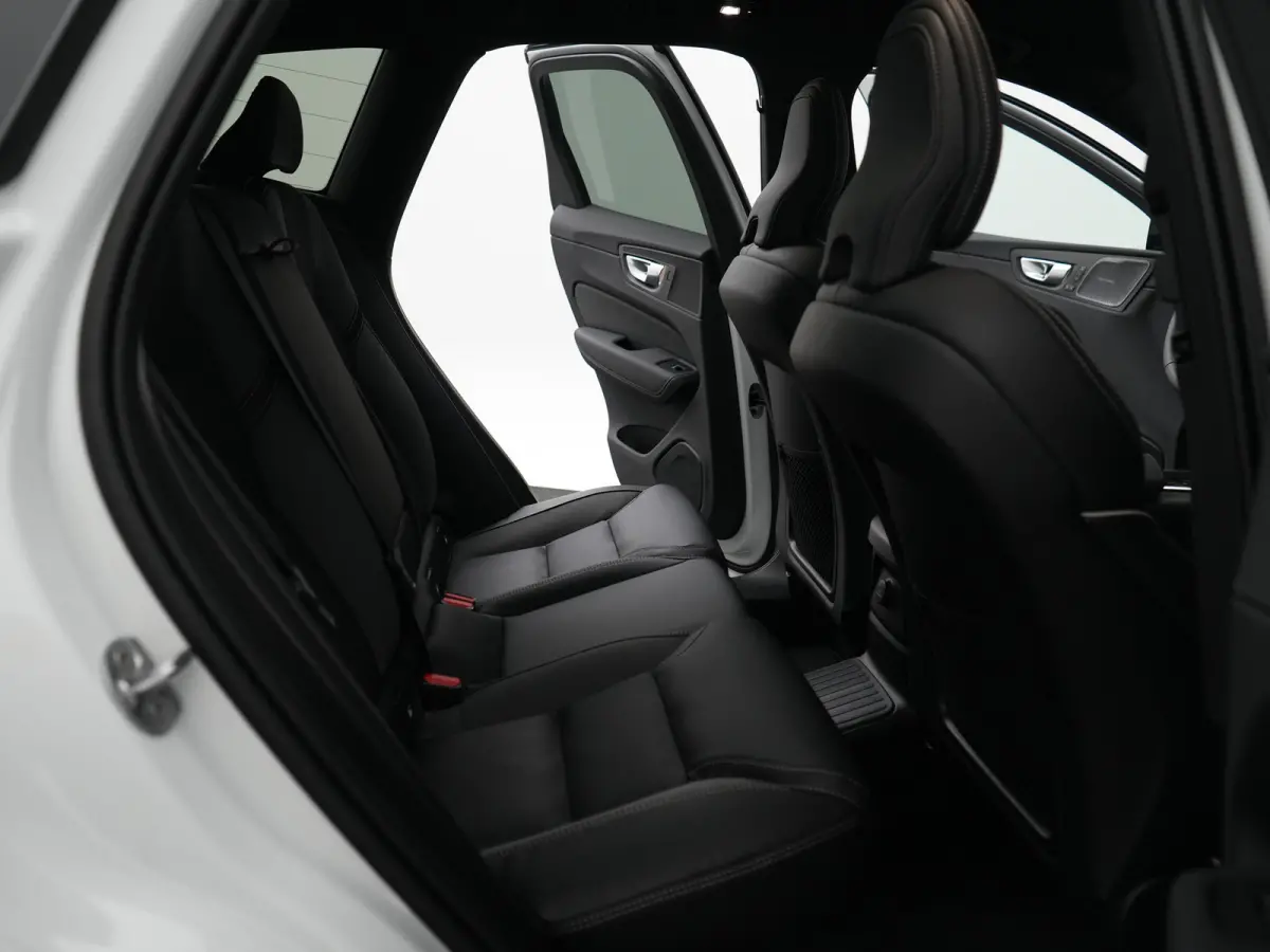 T6 Recharge AWD Plus Black Edition | Luchtvering | Premium Pack | Head-Up | Panoramadak | 360° Camera | 22" | Nappa Sportstoel | Harman/Kardon