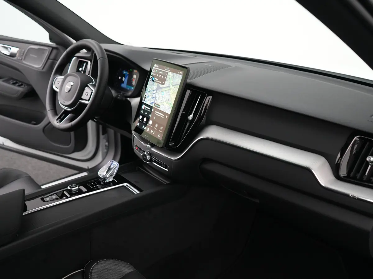 T6 Recharge AWD Plus Black Edition | Luchtvering | Premium Pack | Head-Up | Panoramadak | 360° Camera | 22" | Nappa Sportstoel | Harman/Kardon