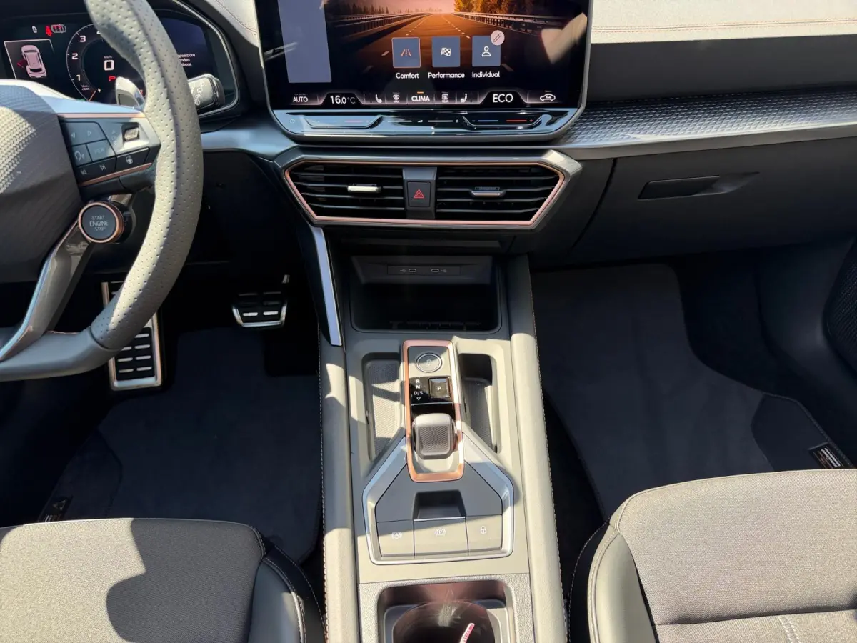 1.5 TSI e-Hybrid Business Panoramadak | Stuur verwarming etc! | Trekhaak | Super compleet en helemaal nieuw!